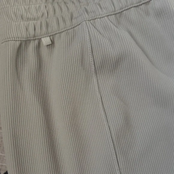 Lululemon Athletica bone softstreme Pants short inseam 28.5 inch - Picture 4 of 4
